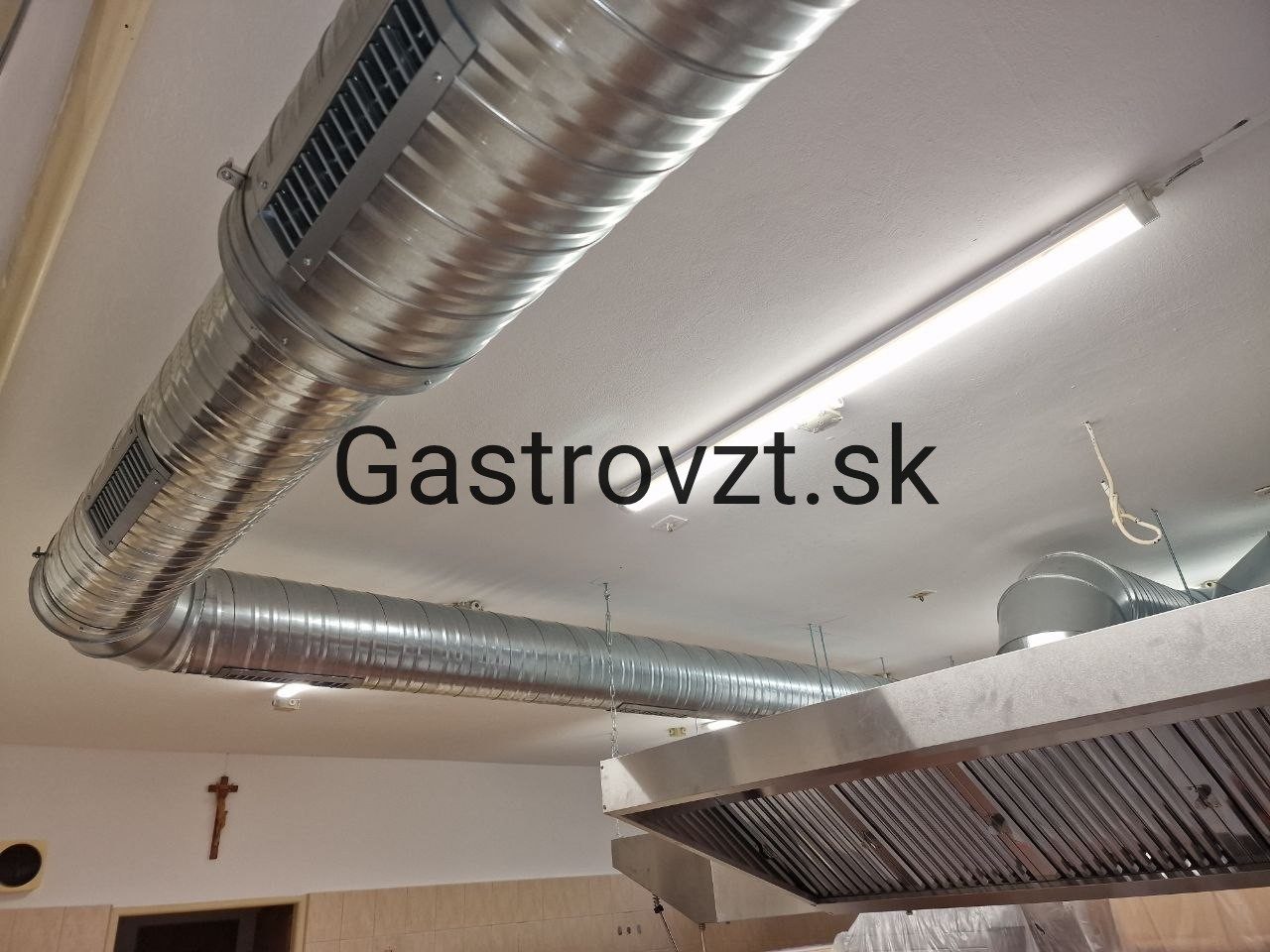 Jedáleň kongregácie Sestier Premonštrátok, Vrbové — montáž vzduchotechniky, záber 1