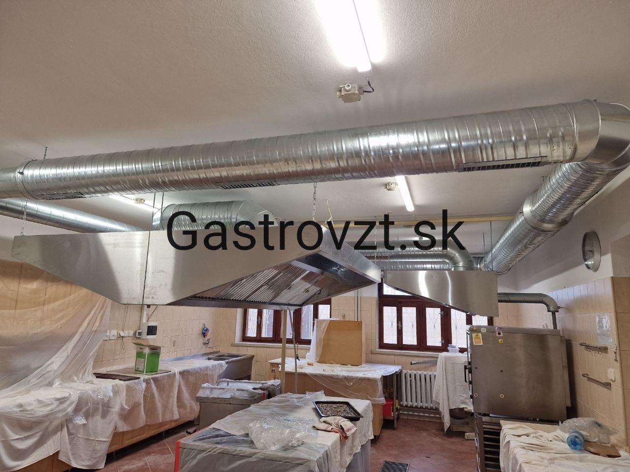 Jedáleň kongregácie Sestier Premonštrátok, Vrbové — montáž vzduchotechniky, záber 3