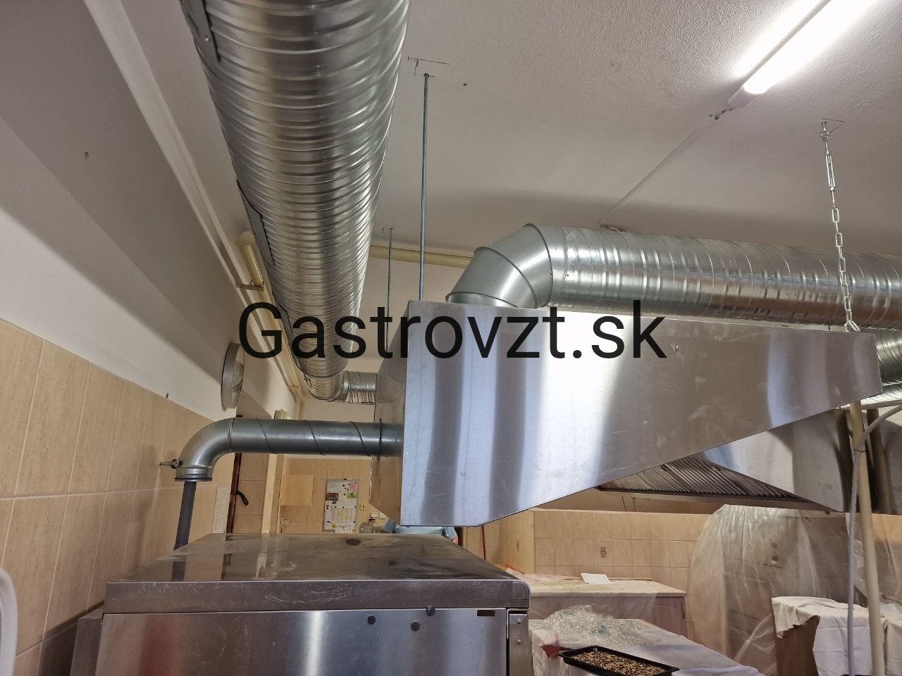 Jedáleň kongregácie Sestier Premonštrátok, Vrbové — montáž vzduchotechniky, záber 4