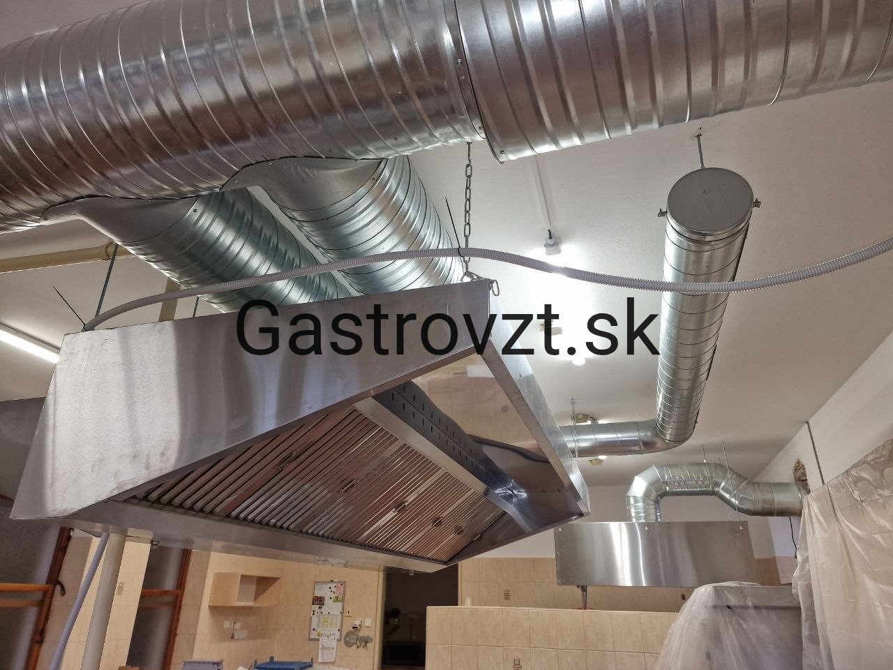 Jedáleň kongregácie Sestier Premonštrátok, Vrbové — montáž vzduchotechniky, záber 5