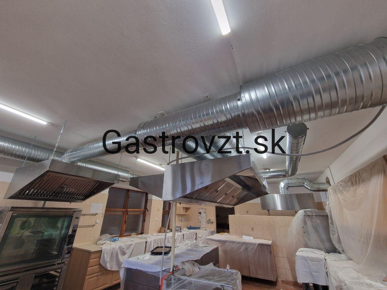 Jedáleň kongregácie Sestier Premonštrátok, Vrbové — montáž vzduchotechniky, záber 6