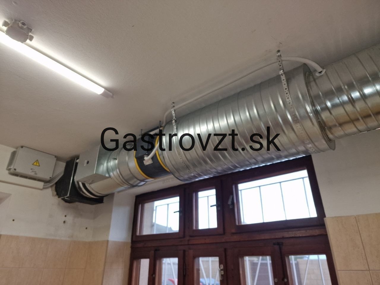 Jedáleň kongregácie Sestier Premonštrátok, Vrbové — montáž vzduchotechniky, záber 7