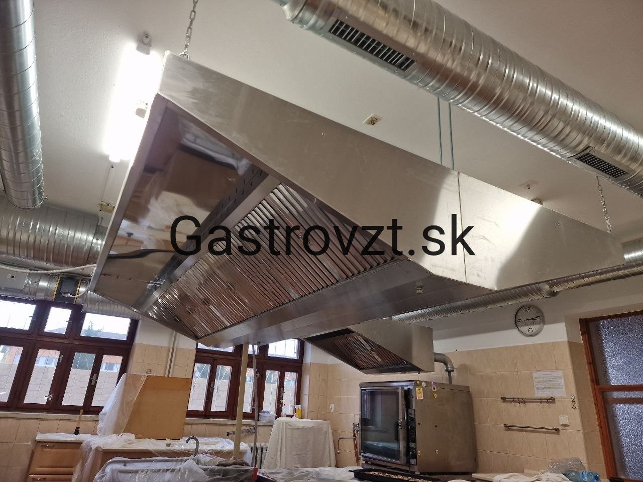 Jedáleň kongregácie Sestier Premonštrátok, Vrbové — montáž vzduchotechniky, záber 8