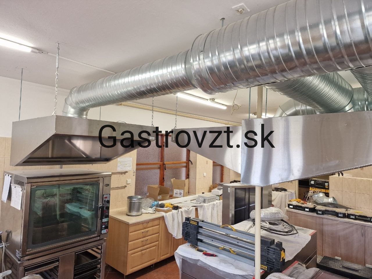 Jedáleň kongregácie Sestier Premonštrátok, Vrbové — montáž vzduchotechniky, záber 10