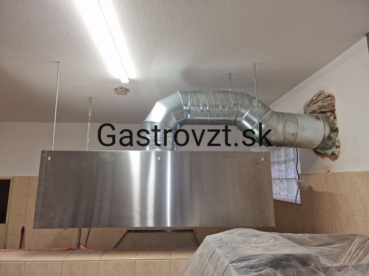 Jedáleň kongregácie Sestier Premonštrátok, Vrbové — montáž vzduchotechniky, záber 12