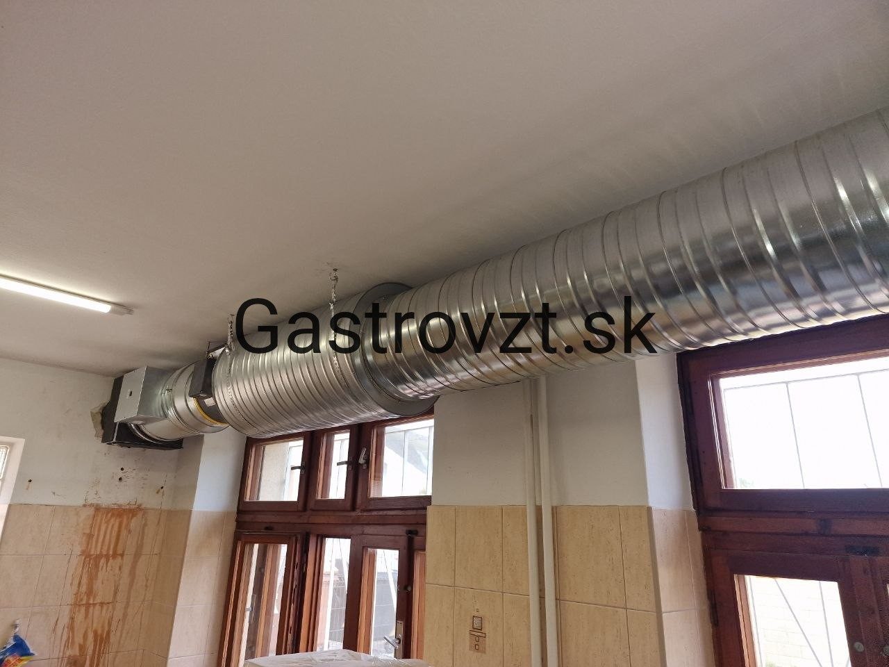 Jedáleň kongregácie Sestier Premonštrátok, Vrbové — montáž vzduchotechniky, záber 14