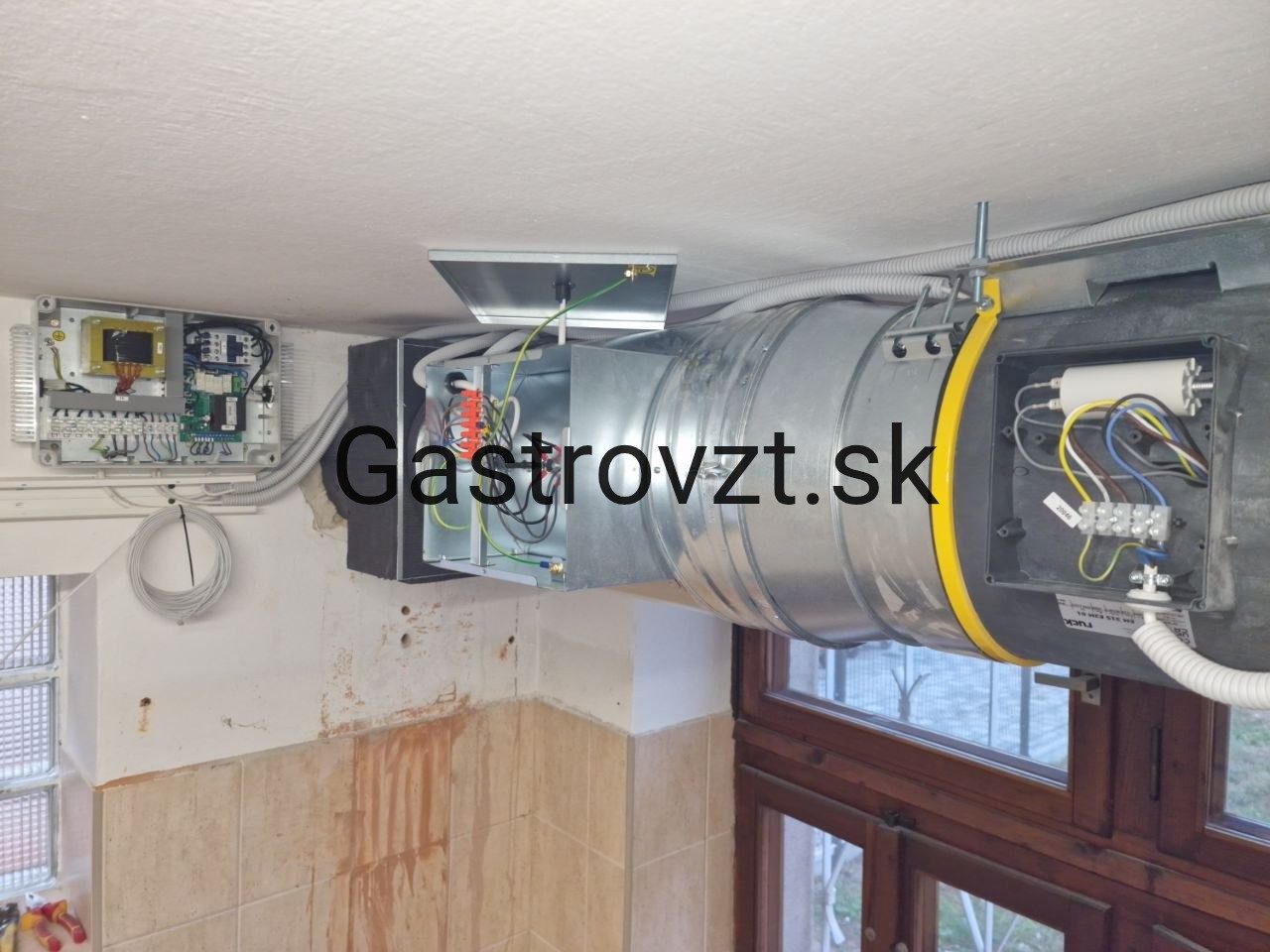 Jedáleň kongregácie Sestier Premonštrátok, Vrbové — montáž vzduchotechniky, záber 15