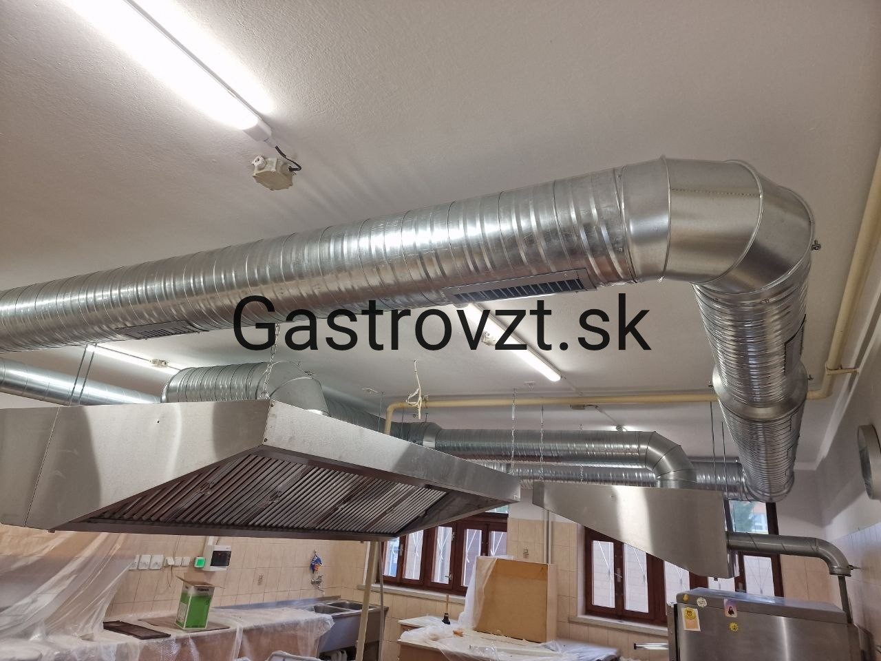 Jedáleň kongregácie Sestier Premonštrátok, Vrbové — montáž vzduchotechniky, záber 16