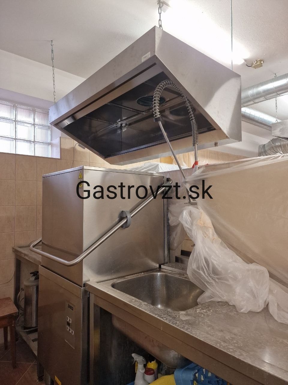 Jedáleň kongregácie Sestier Premonštrátok, Vrbové — montáž vzduchotechniky, záber 17