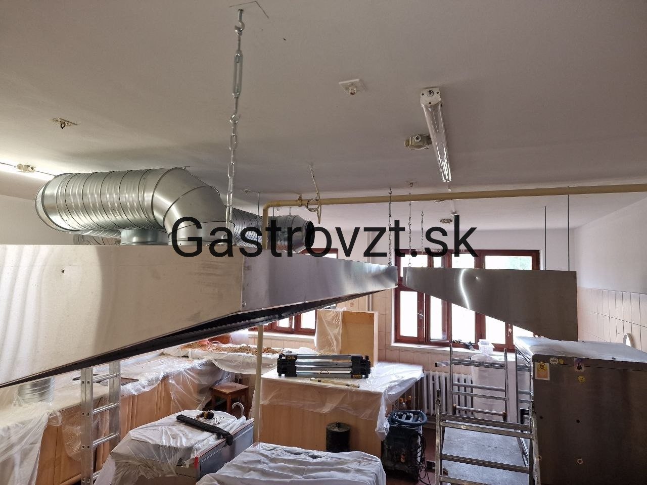 Jedáleň kongregácie Sestier Premonštrátok, Vrbové — montáž vzduchotechniky, záber 21