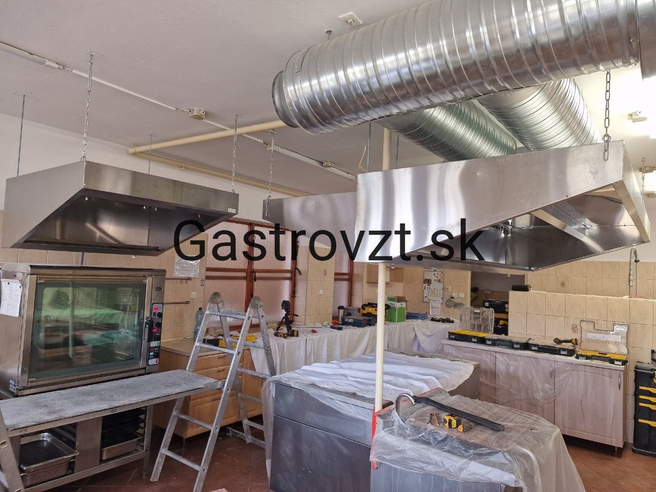 Jedáleň kongregácie Sestier Premonštrátok, Vrbové — montáž vzduchotechniky, záber 24