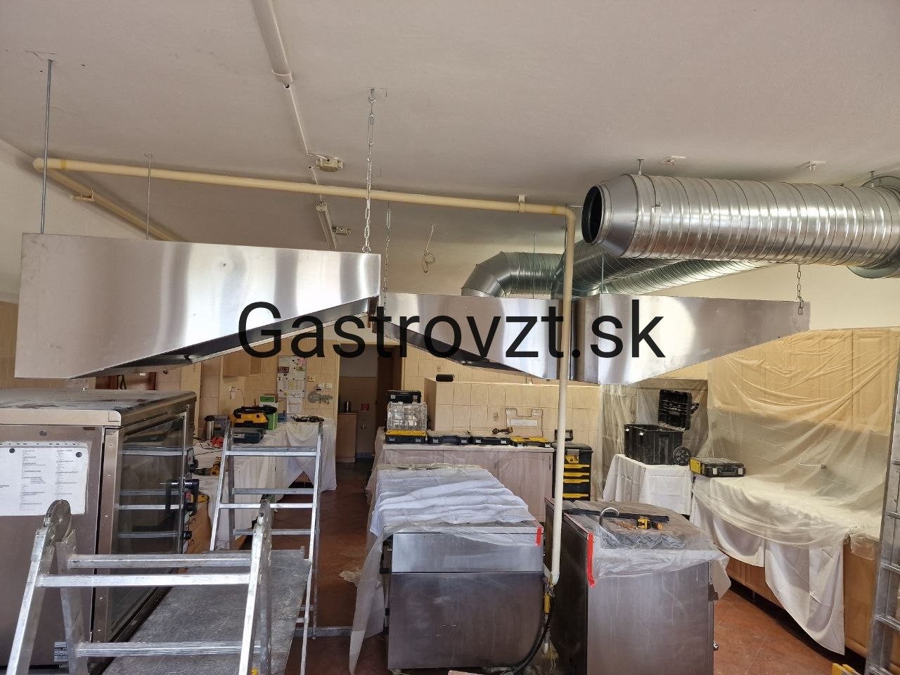 Jedáleň kongregácie Sestier Premonštrátok, Vrbové — montáž vzduchotechniky, záber 26