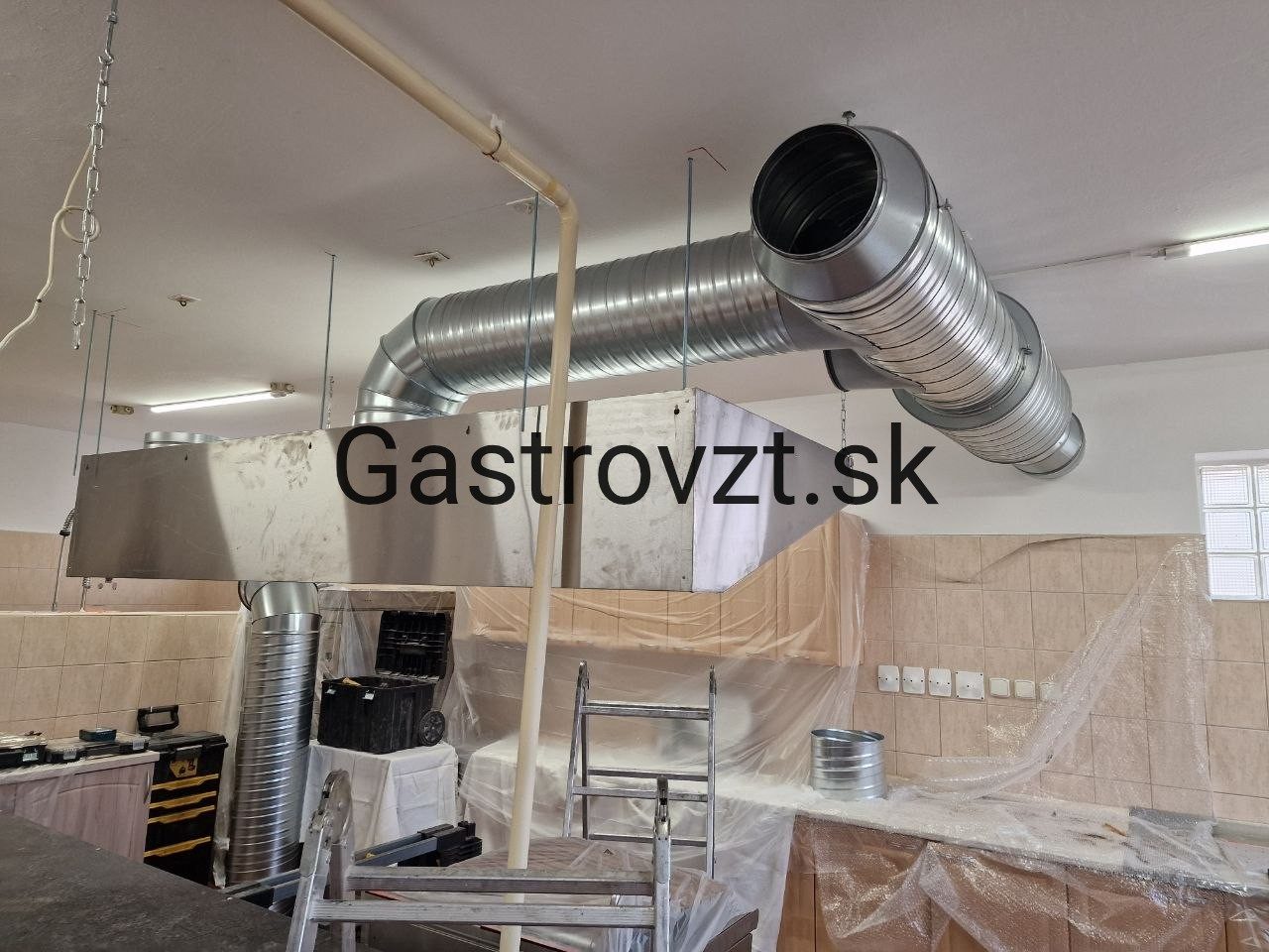 Jedáleň kongregácie Sestier Premonštrátok, Vrbové — montáž vzduchotechniky, záber 28