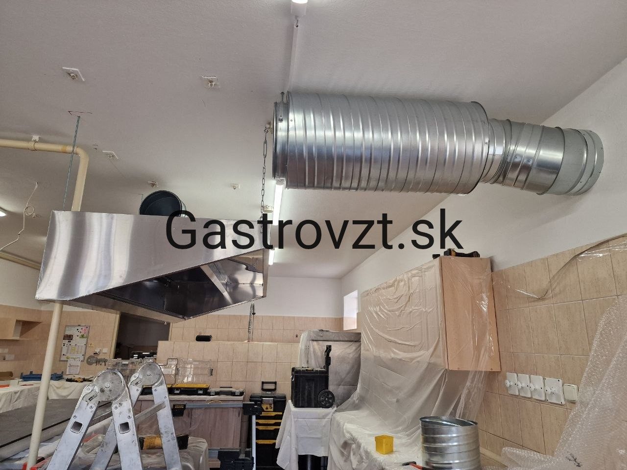Jedáleň kongregácie Sestier Premonštrátok, Vrbové — montáž vzduchotechniky, záber 29