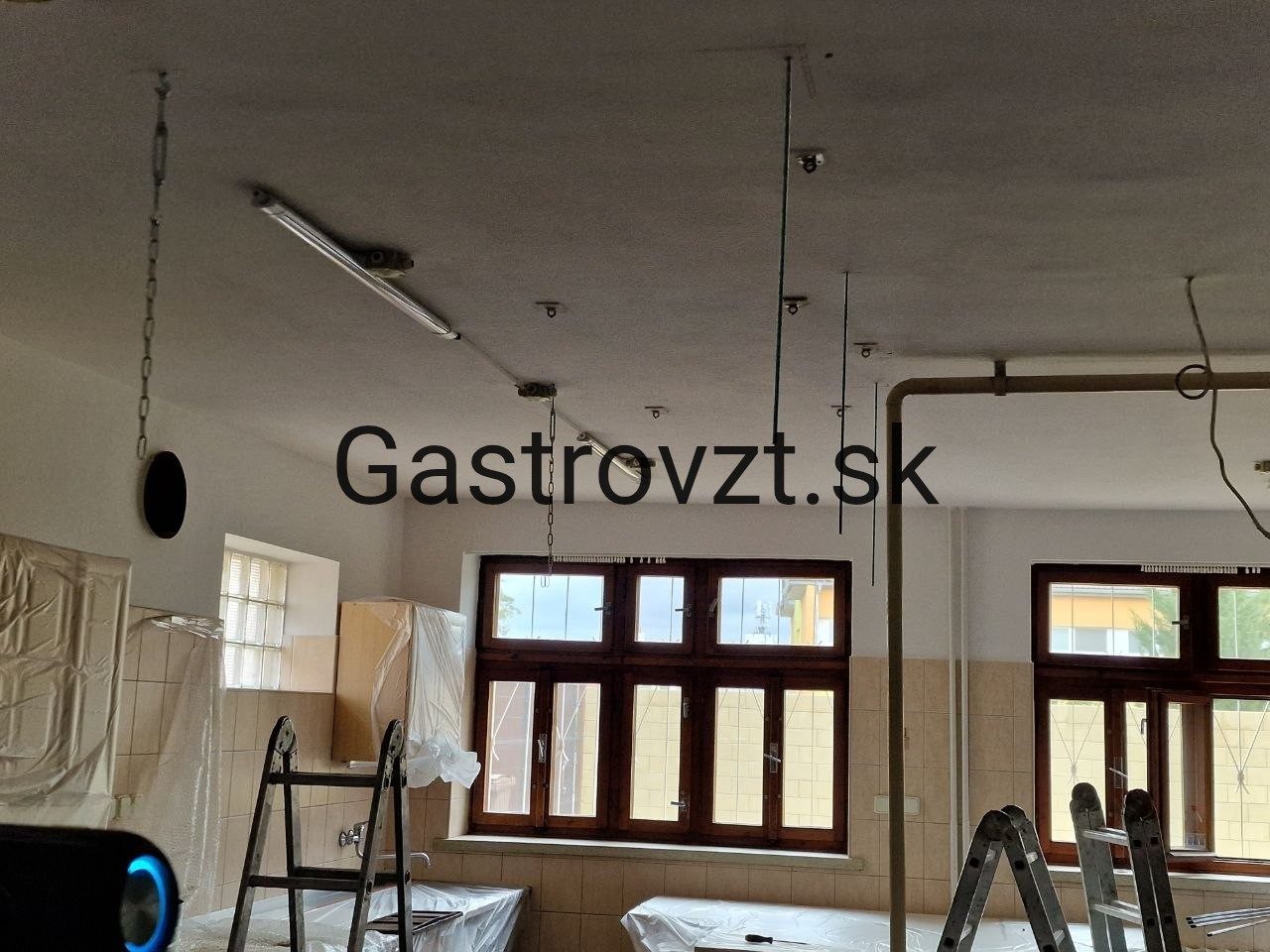 Jedáleň kongregácie Sestier Premonštrátok, Vrbové — montáž vzduchotechniky, záber 34