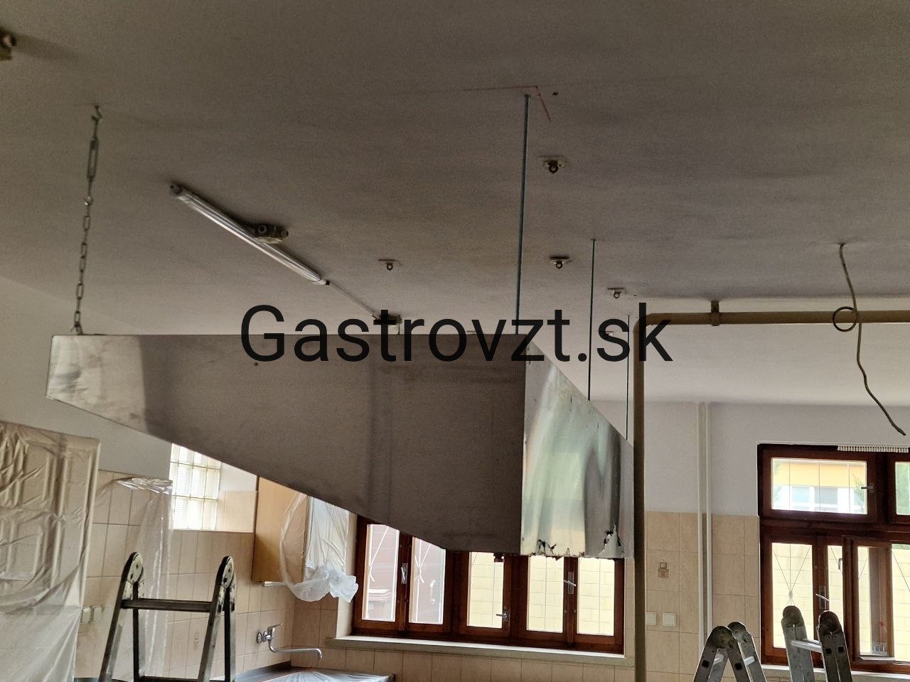 Jedáleň kongregácie Sestier Premonštrátok, Vrbové — montáž vzduchotechniky, záber 36