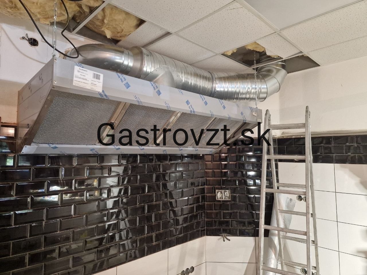 Odsávací digestor nad varnou linkou v prevádzke LAB. BRGR&FOOD&DRINK