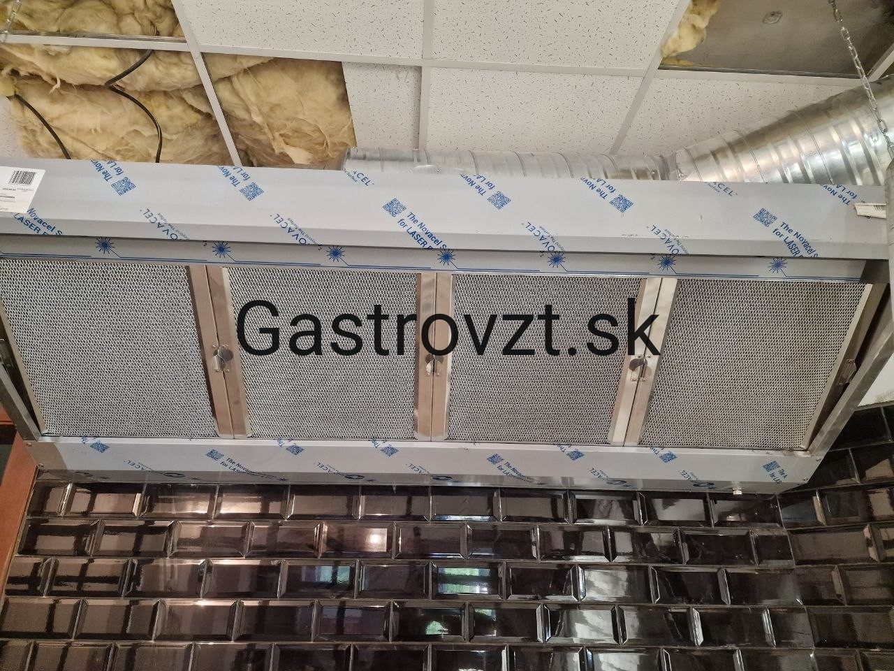 LAB. BRGR&FOOD&DRINK — montáž vzduchotechniky, záber 2