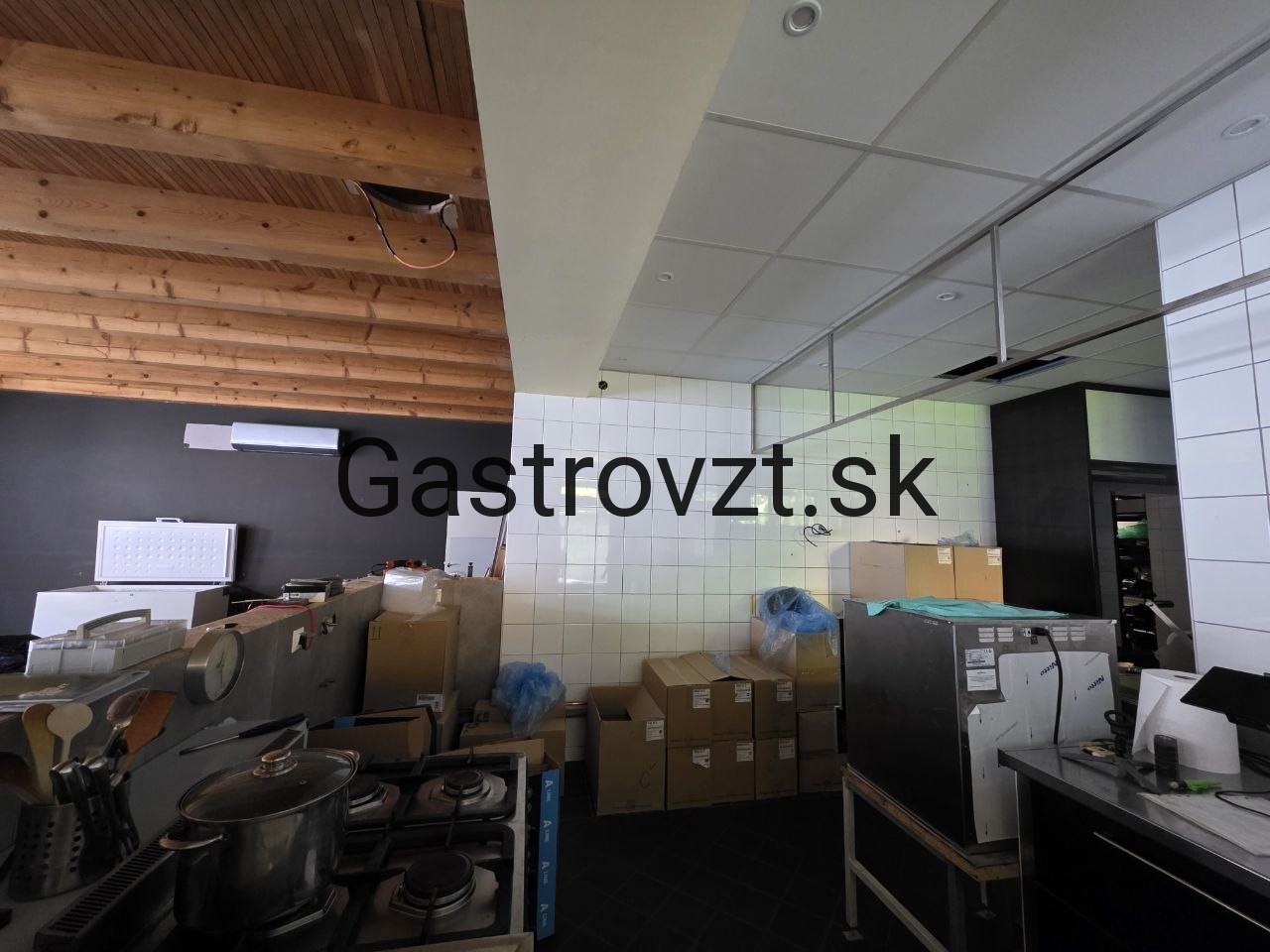 Kuchyňa reštaurácie Lucky v Lučenci pred montážou vzduchotechniky