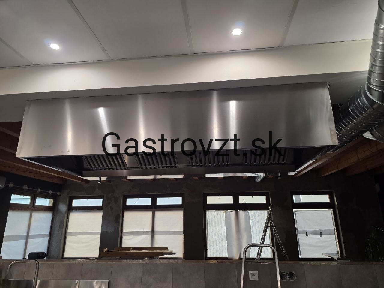 Nerezový zákryt nad sporákom a konvektomatom