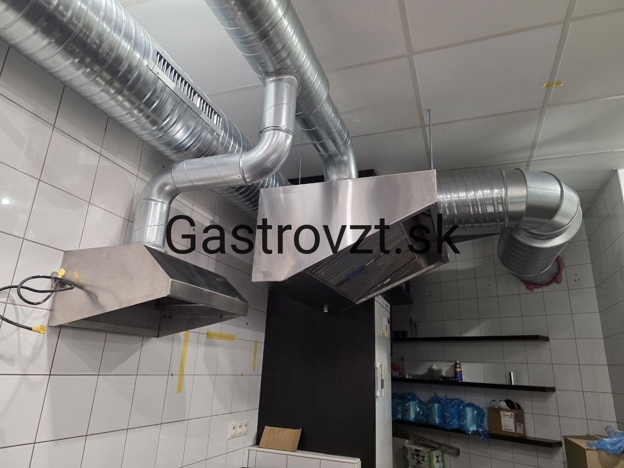 Dva zákryty a vedenie odsávacieho potrubia
