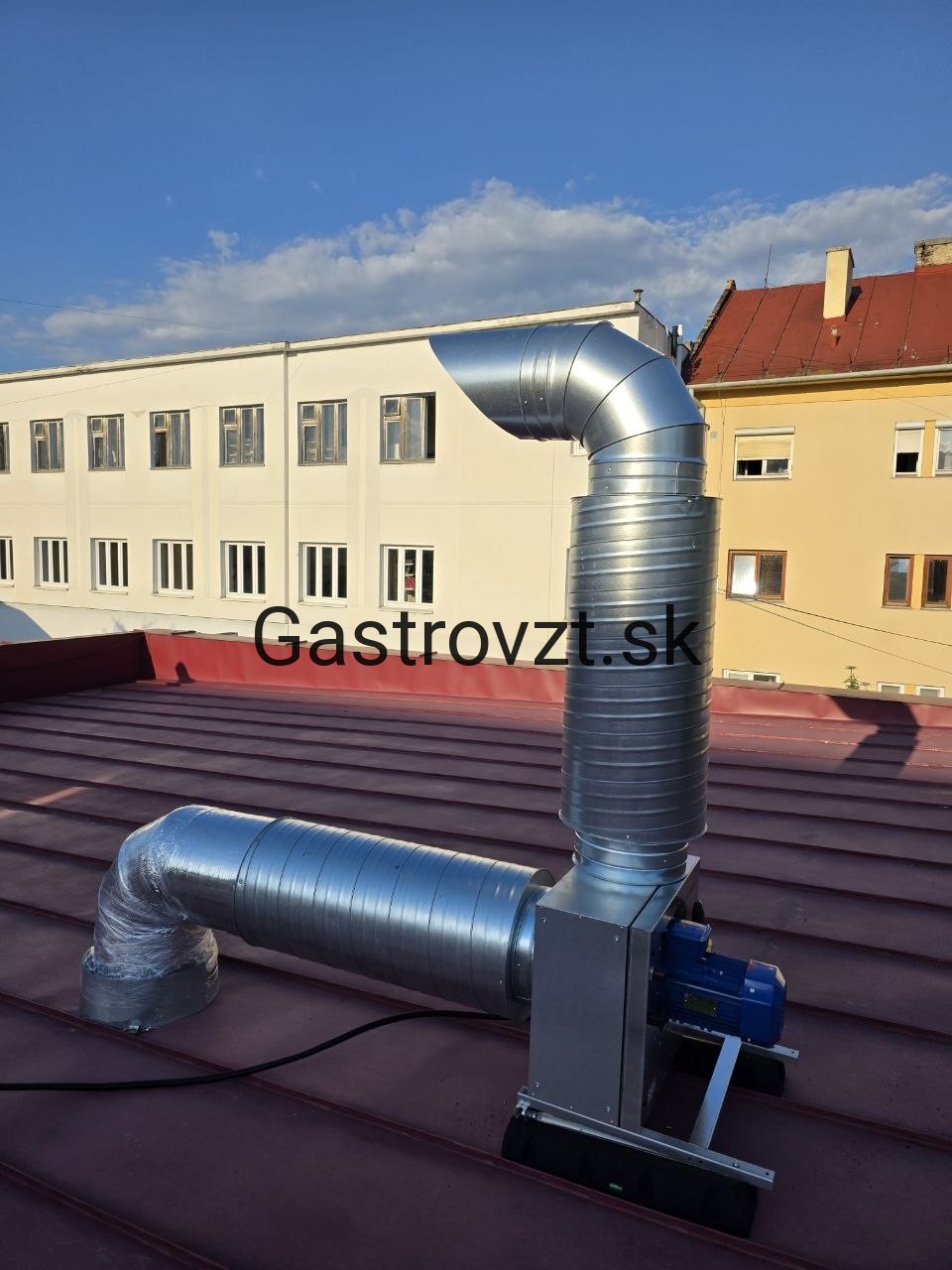 Odsávací ventilátor umiestnený na streche