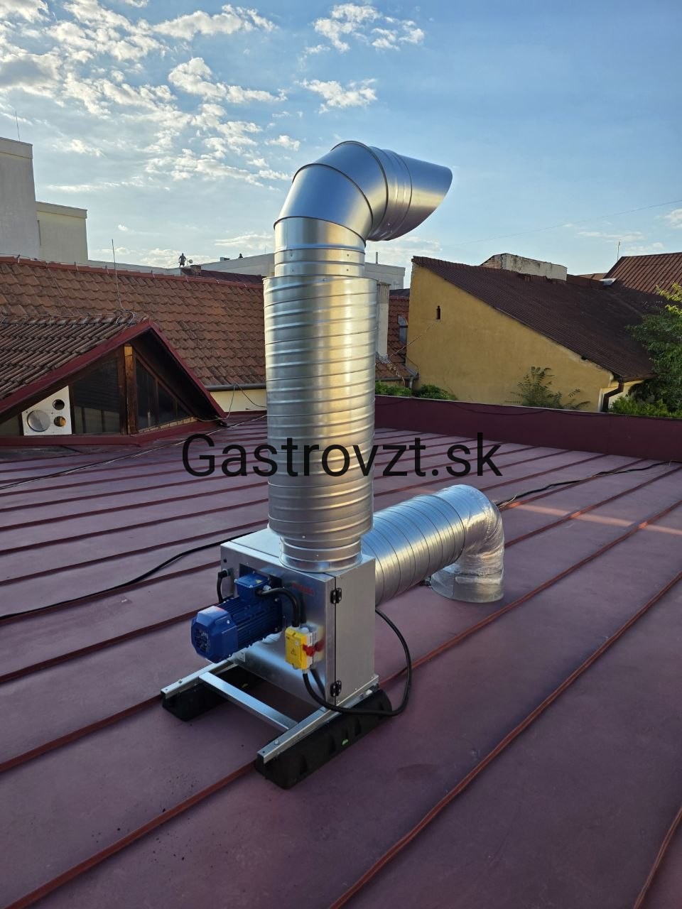 Ventilátor s tlmičom hluku na odsávacej časti