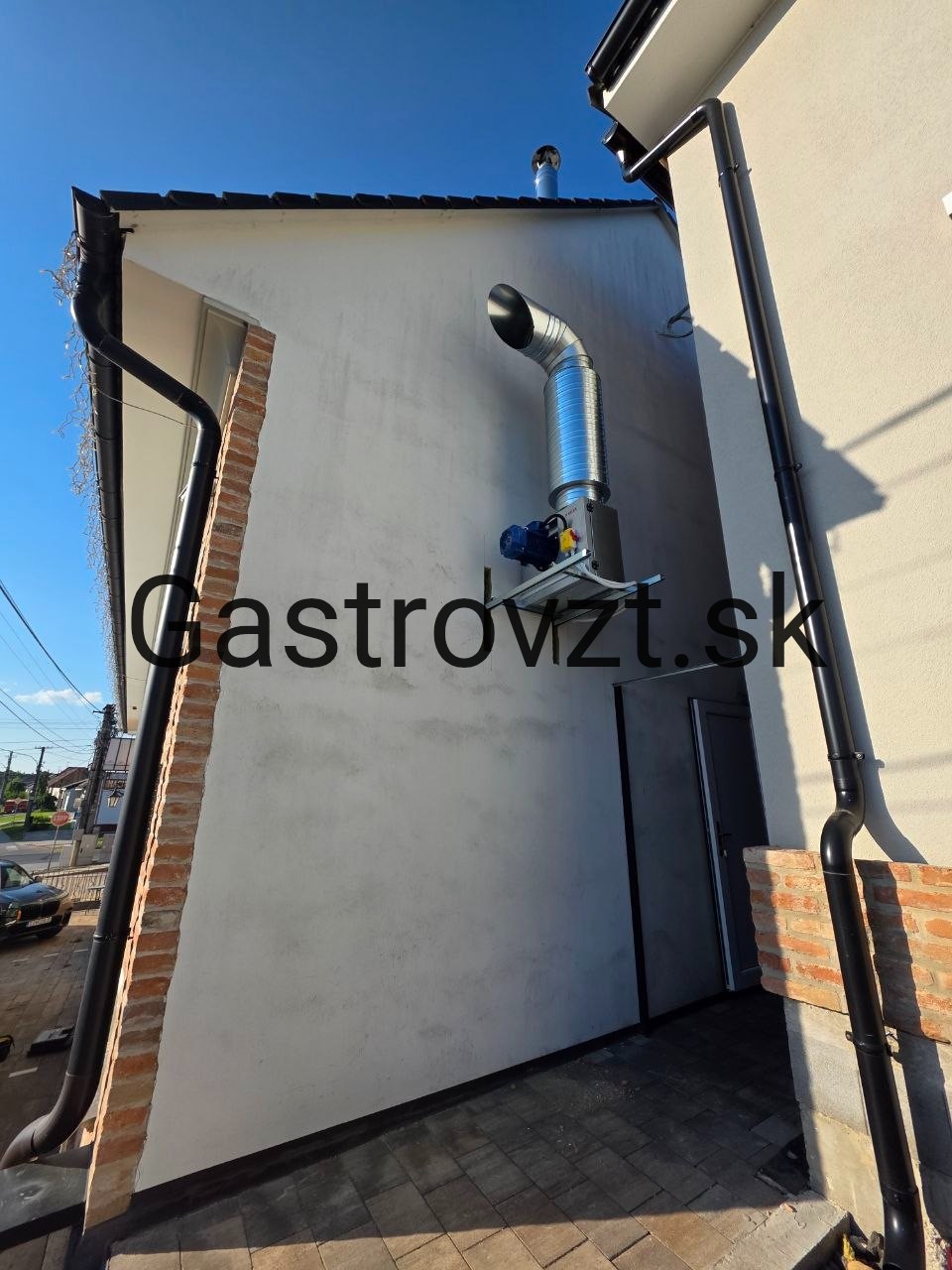 Kuchynský odsávací ventilátor namontovaný na fasáde reštaurácie MACHO