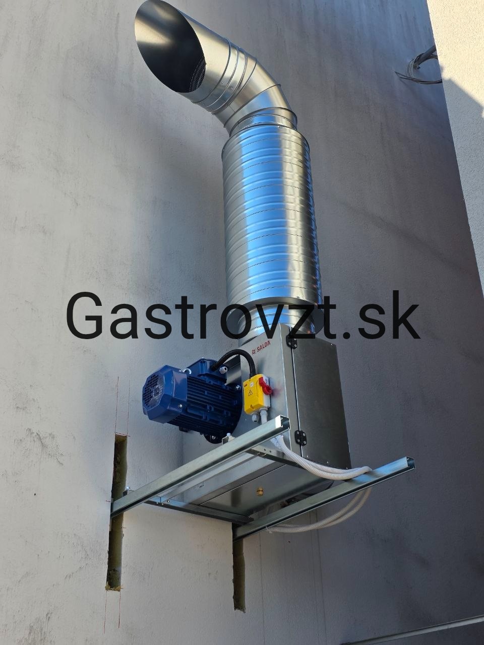 Detail ventilátora na fasáde — motor mimo kuchyne, prístupný na údržbu