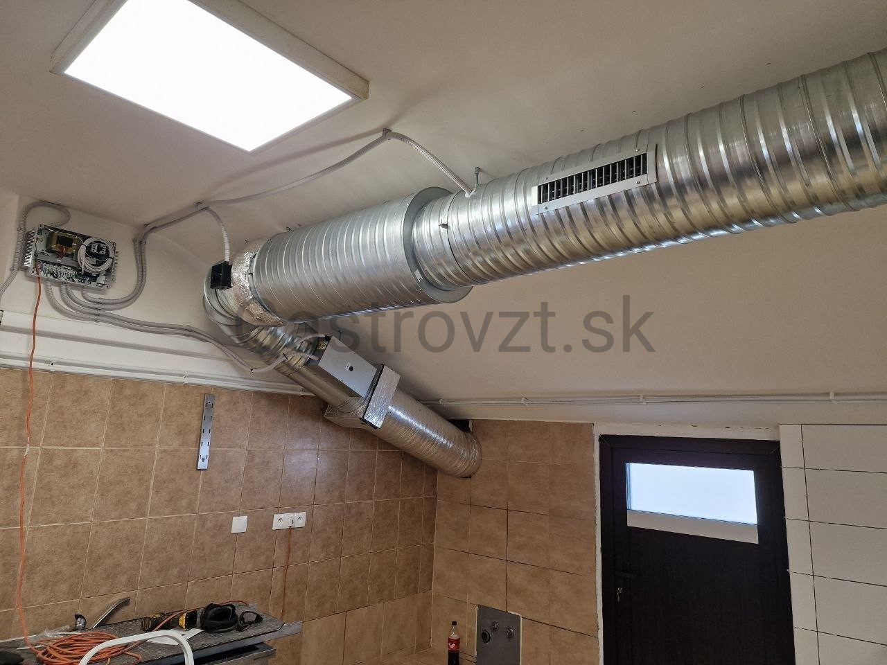 Vedenie odsávacieho potrubia v kuchyni