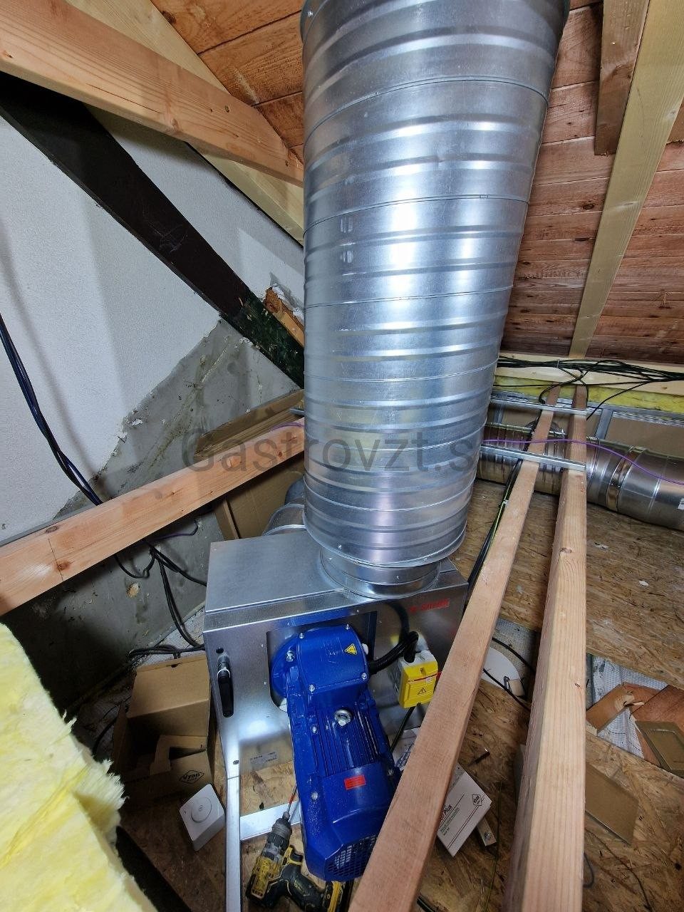 Kuchynský ventilátor osadený v podkroví s prístupom na čistenie