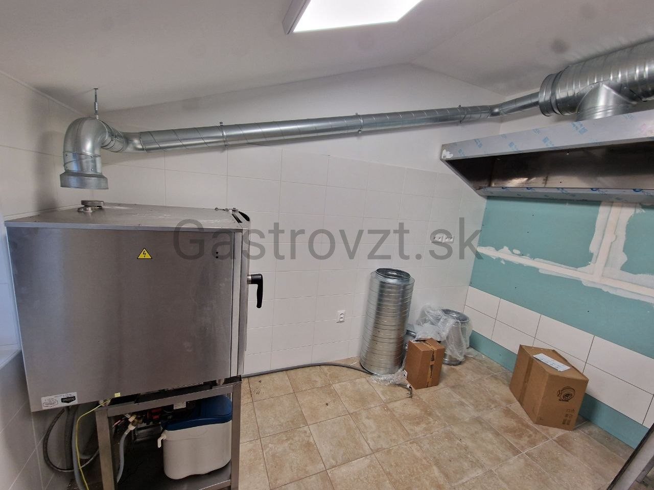 MALOM CSÁRDA, Tomášikovo — montáž vzduchotechniky, záber 6