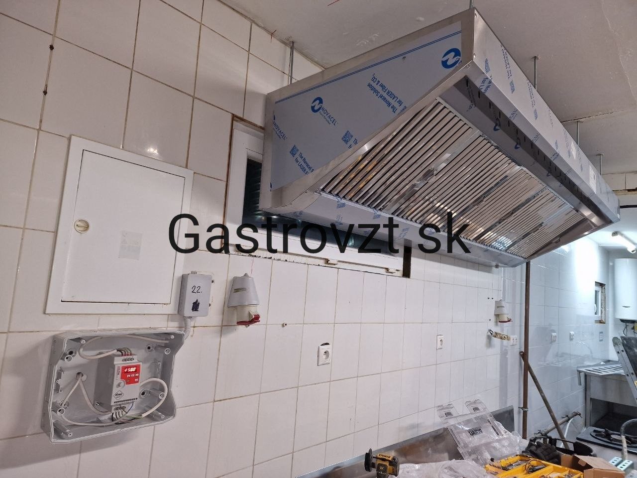 Odsávací digestor s dĺžkou 2600 mm v kuchyni reštaurácie NEM, s ovládaním na stene