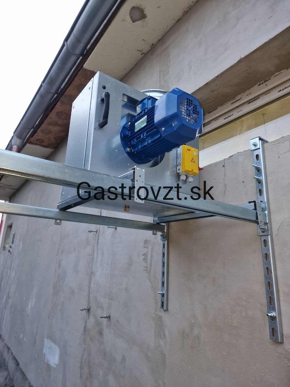 Motor odsávacieho ventilátora s ističom, kotvený do steny