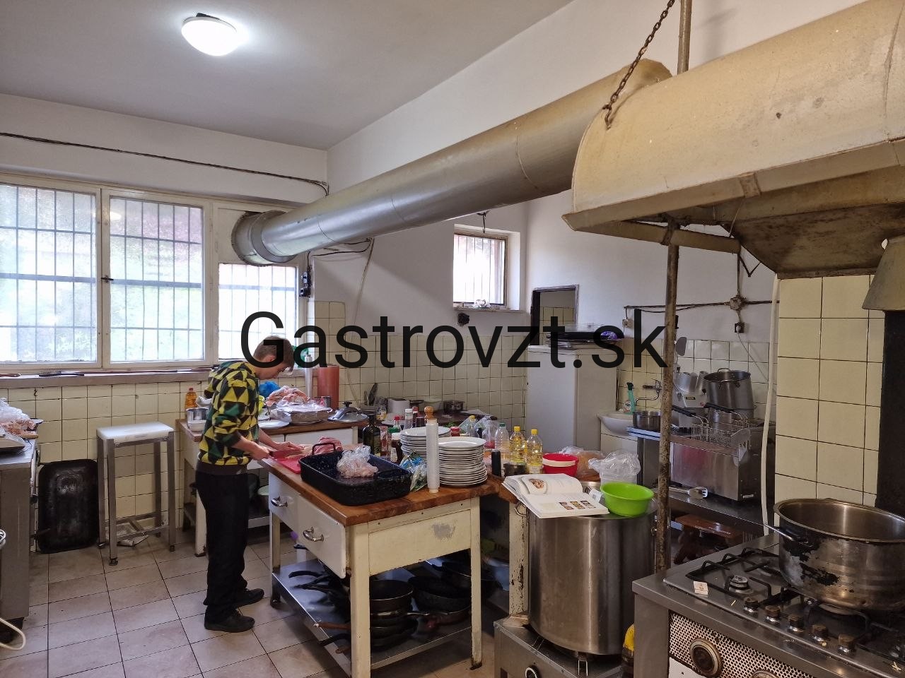 Kuchyňa reštaurácie Pearl pred prerobením vzduchotechniky