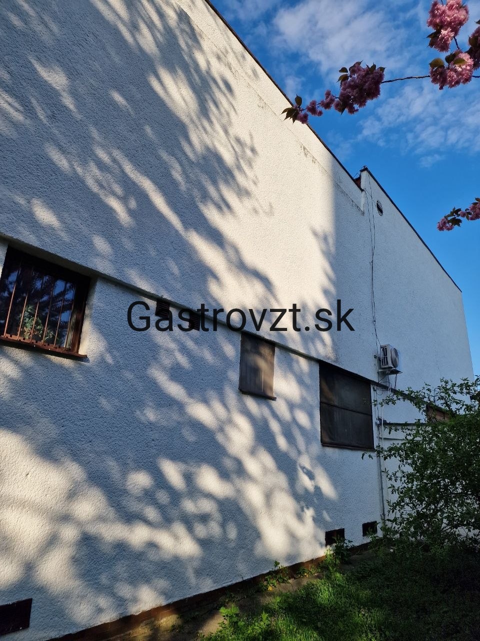 Fasáda budovy pred montážou vývodu odsávania