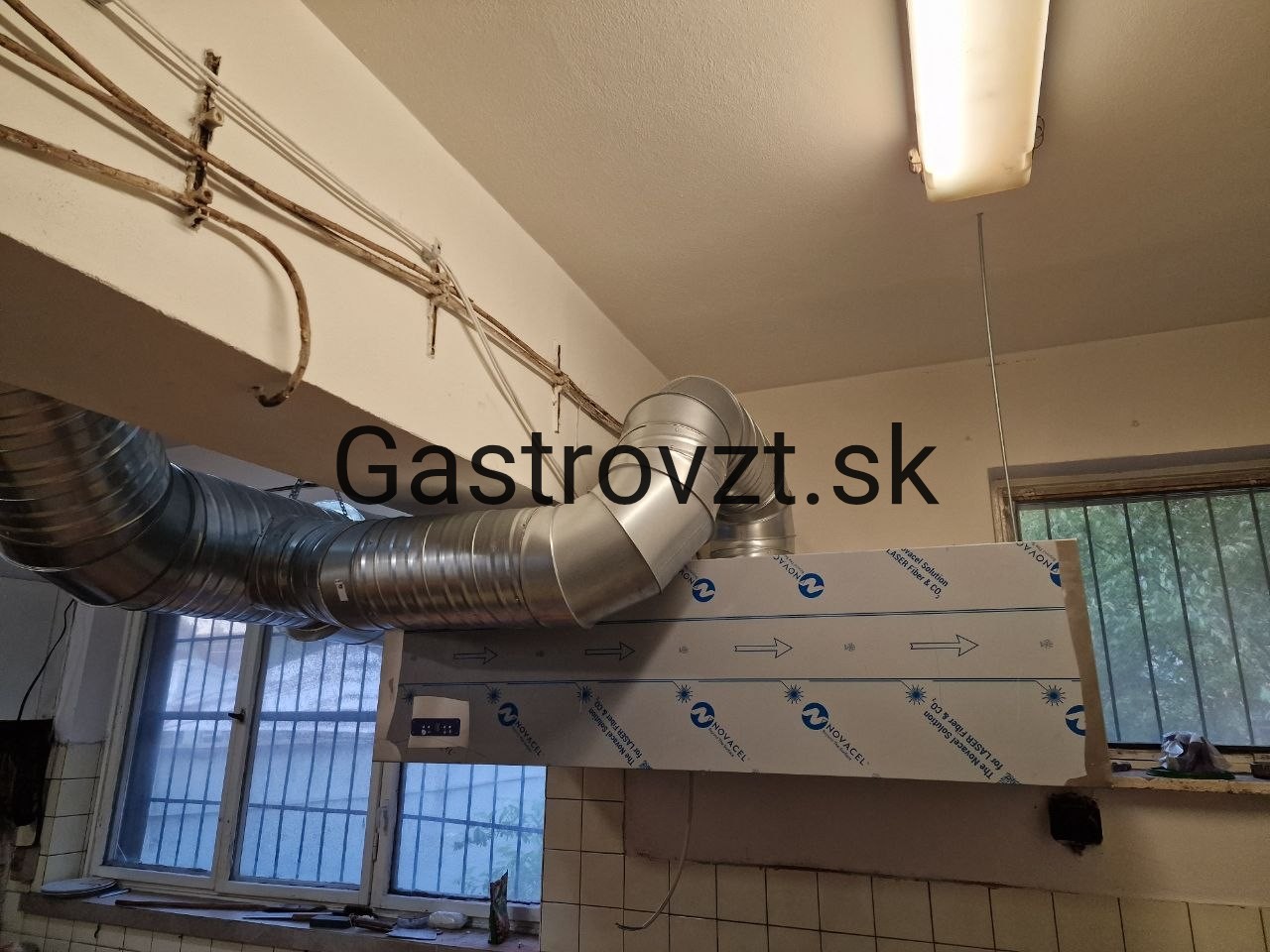 Trasa odsávacieho potrubia pod stropom kuchyne