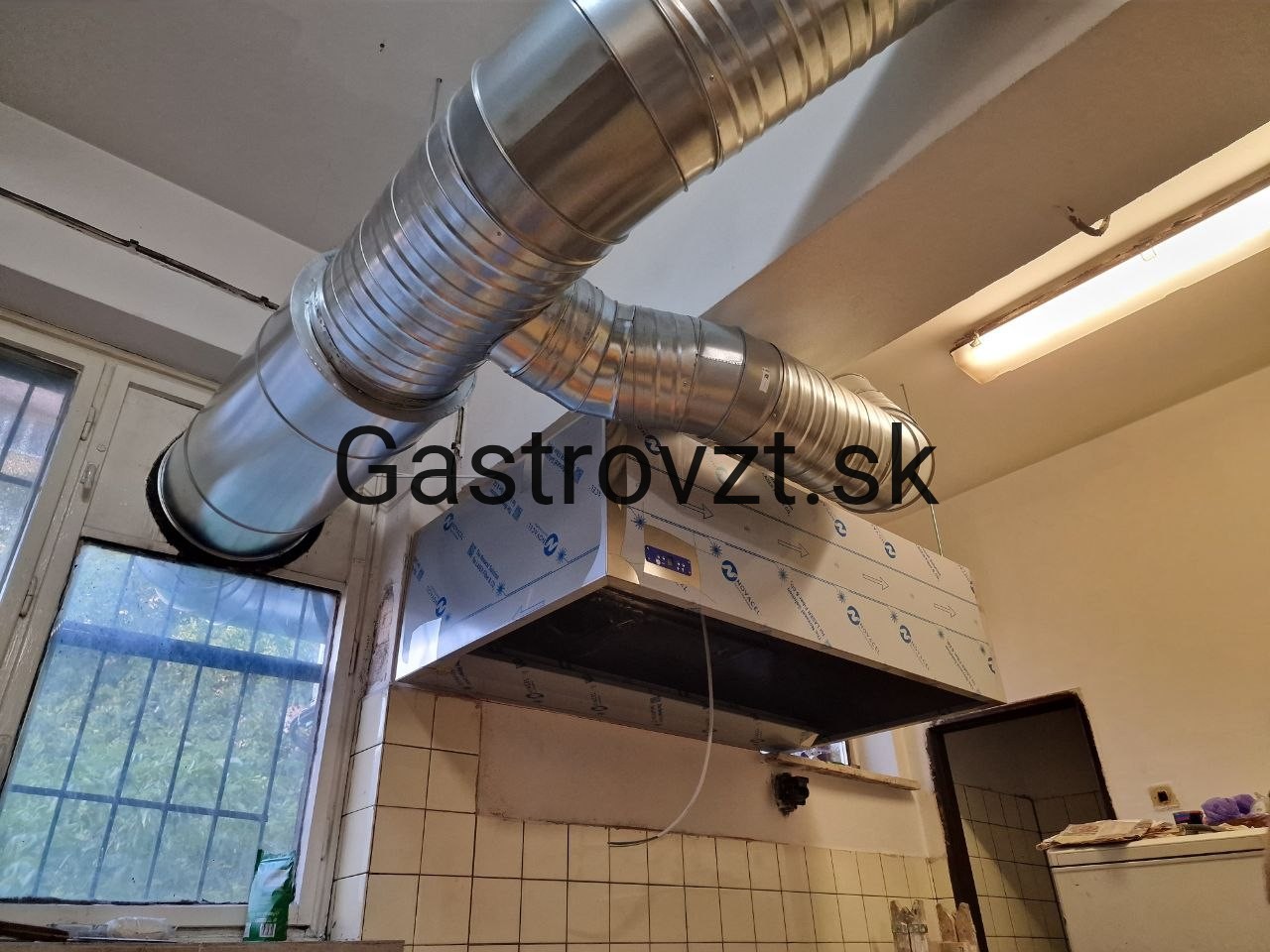 Zákryt s odsávacím potrubím po montáži