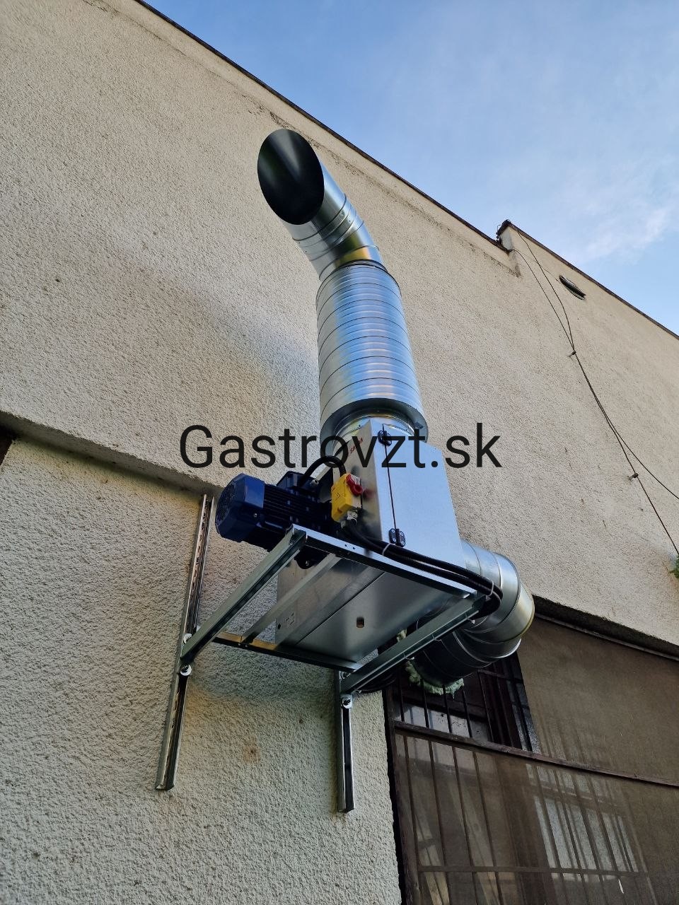 Kuchynský ventilátor umiestnený na fasáde, mimo kuchyne