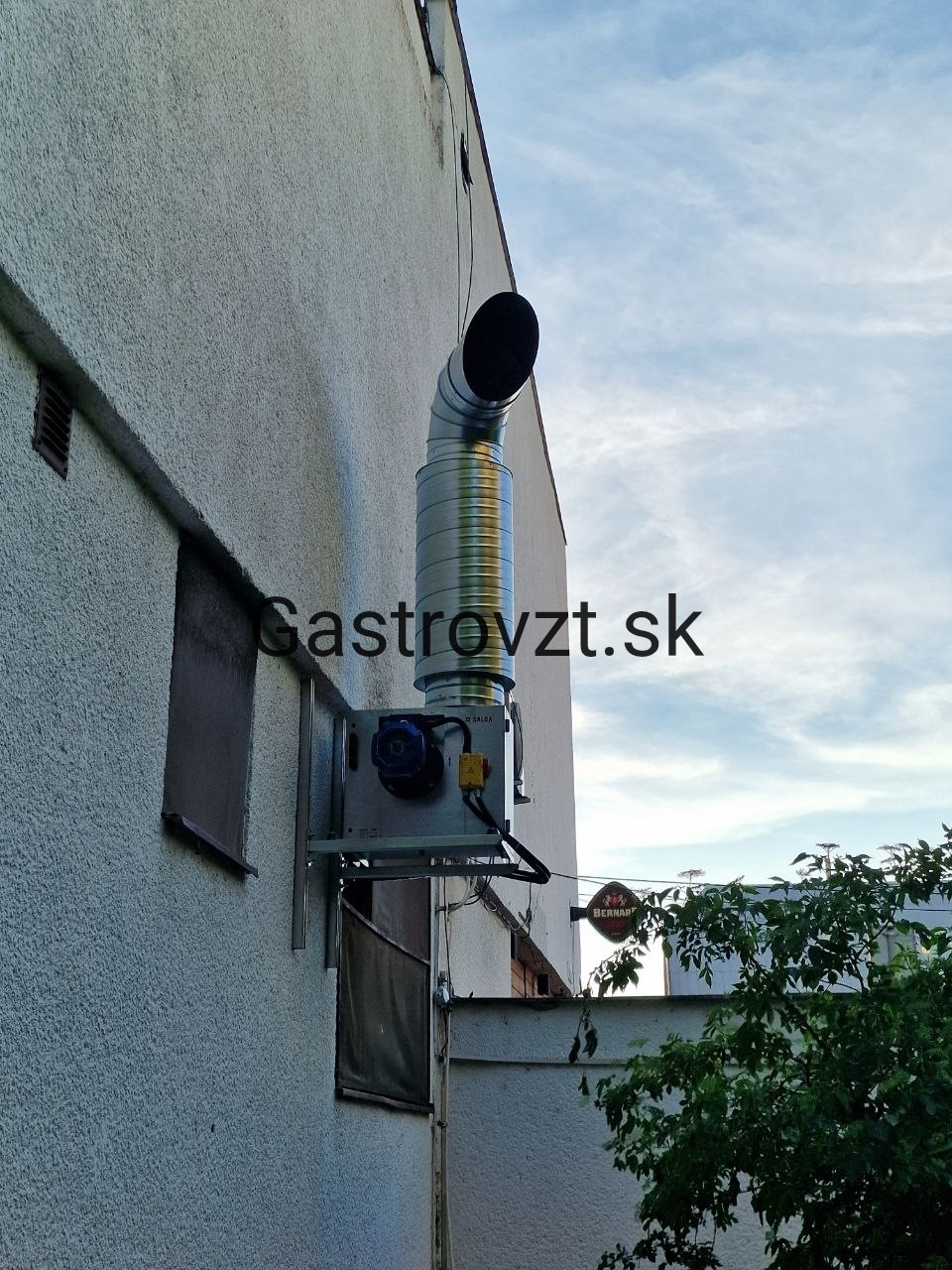 Vývod odsávania na fasáde budovy