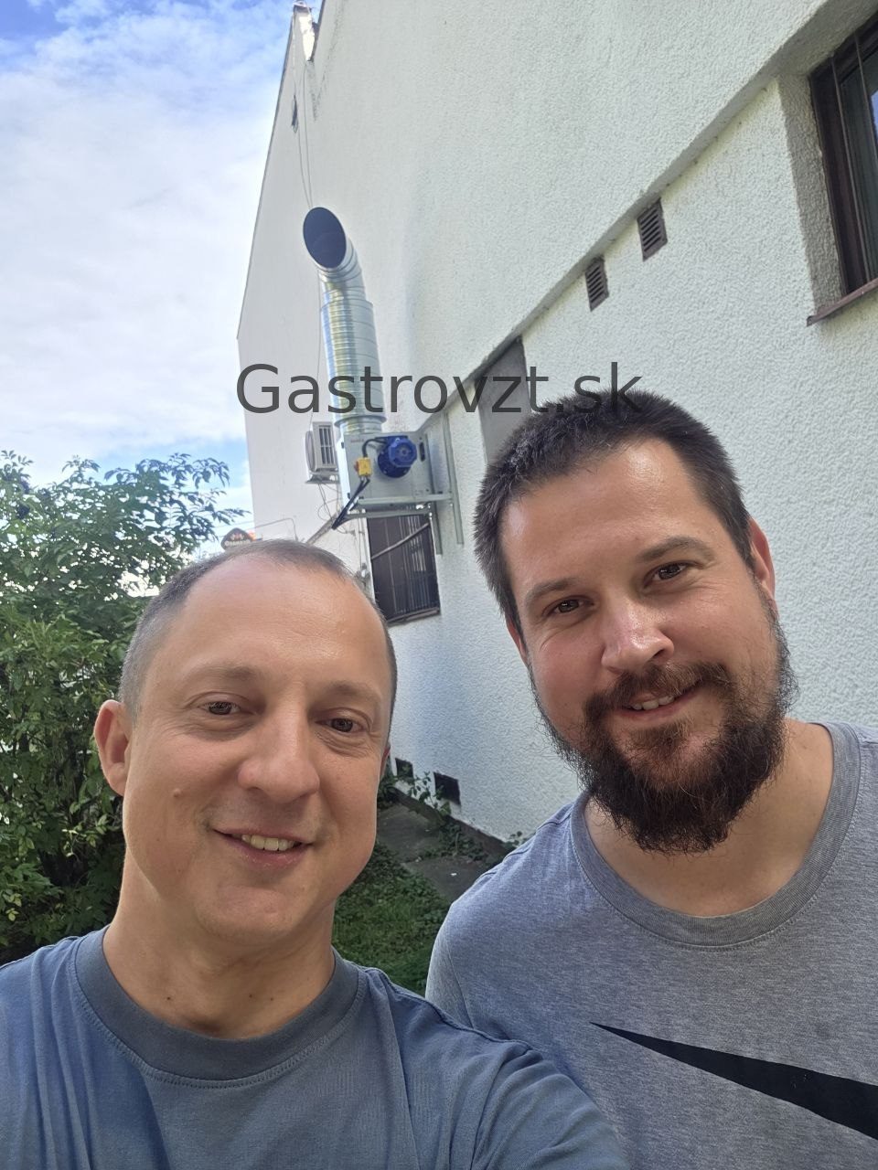 Odovzdanie hotového diela — majiteľ reštaurácie Pearl a Viačeslav Sudakov pri novom ventilátore na fasáde
