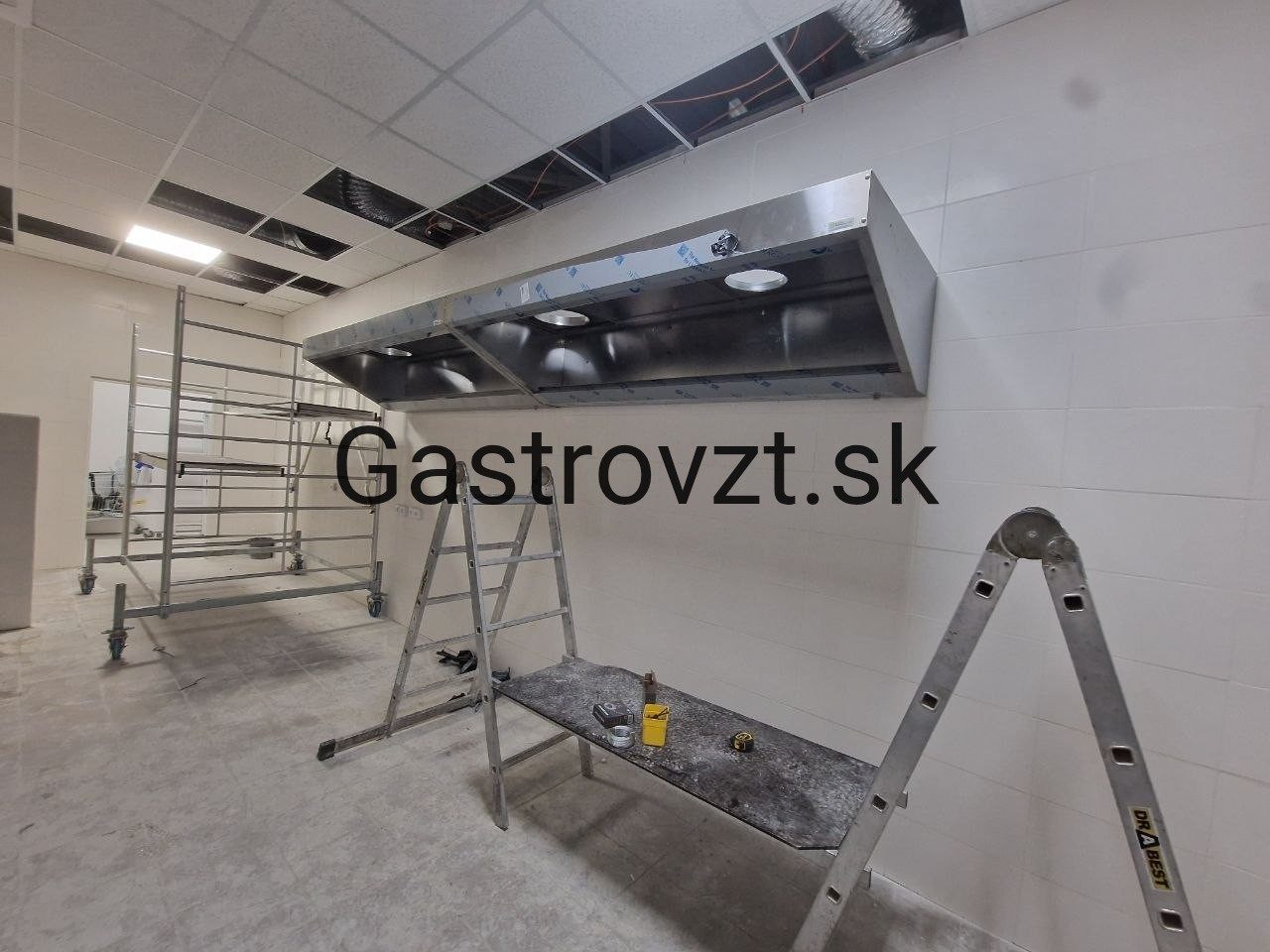 Osadený digestor a otvorený podhľad počas montáže rozvodov
