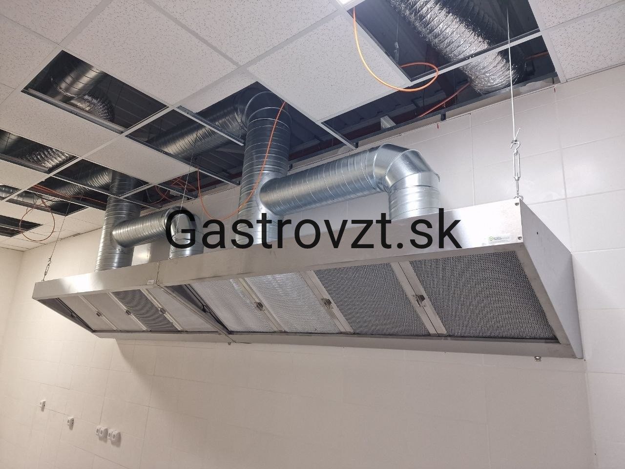 Digestor s tukovými filtrami a spiro rozvody po dokončení