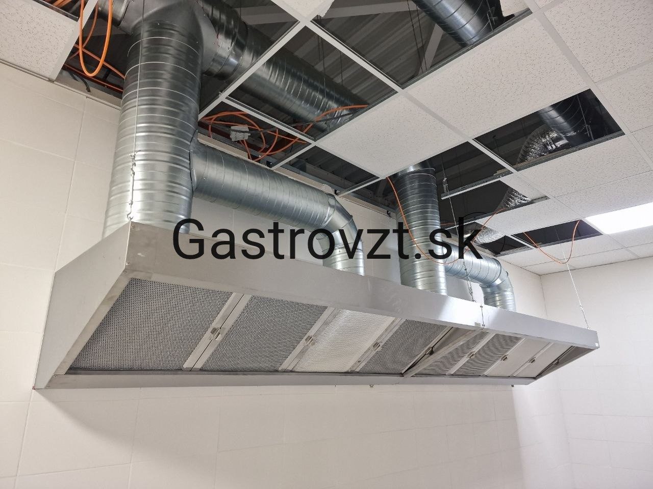 Pohľad zdola na digestor a vedenie odsávacieho potrubia