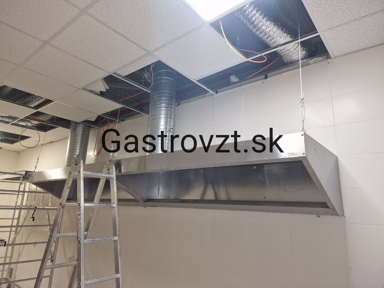 Spiro potrubie zvedené od digestora do podhľadu