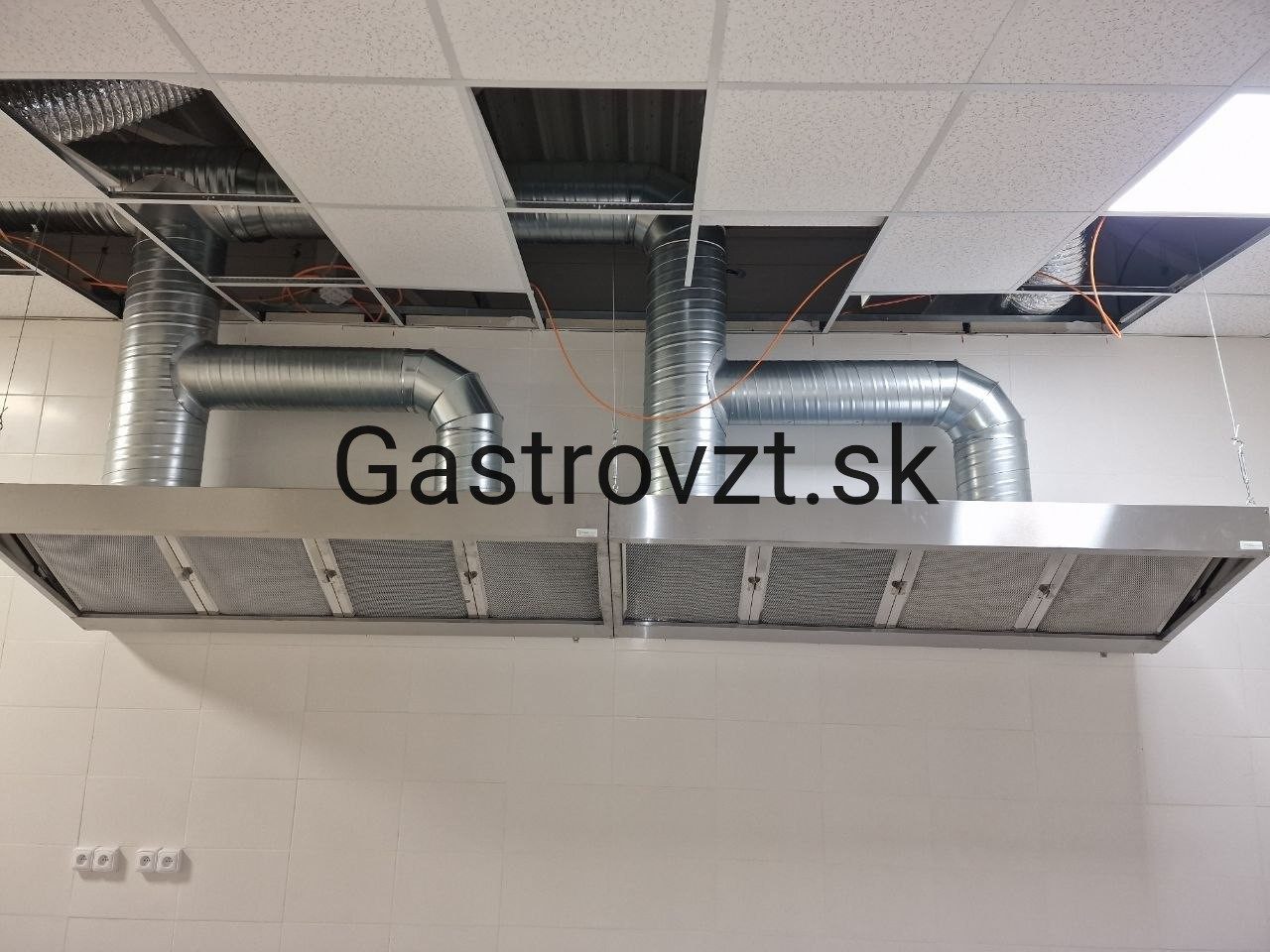 Dva nástenné digestory s filtrami a dokončené rozvody v kuchyni