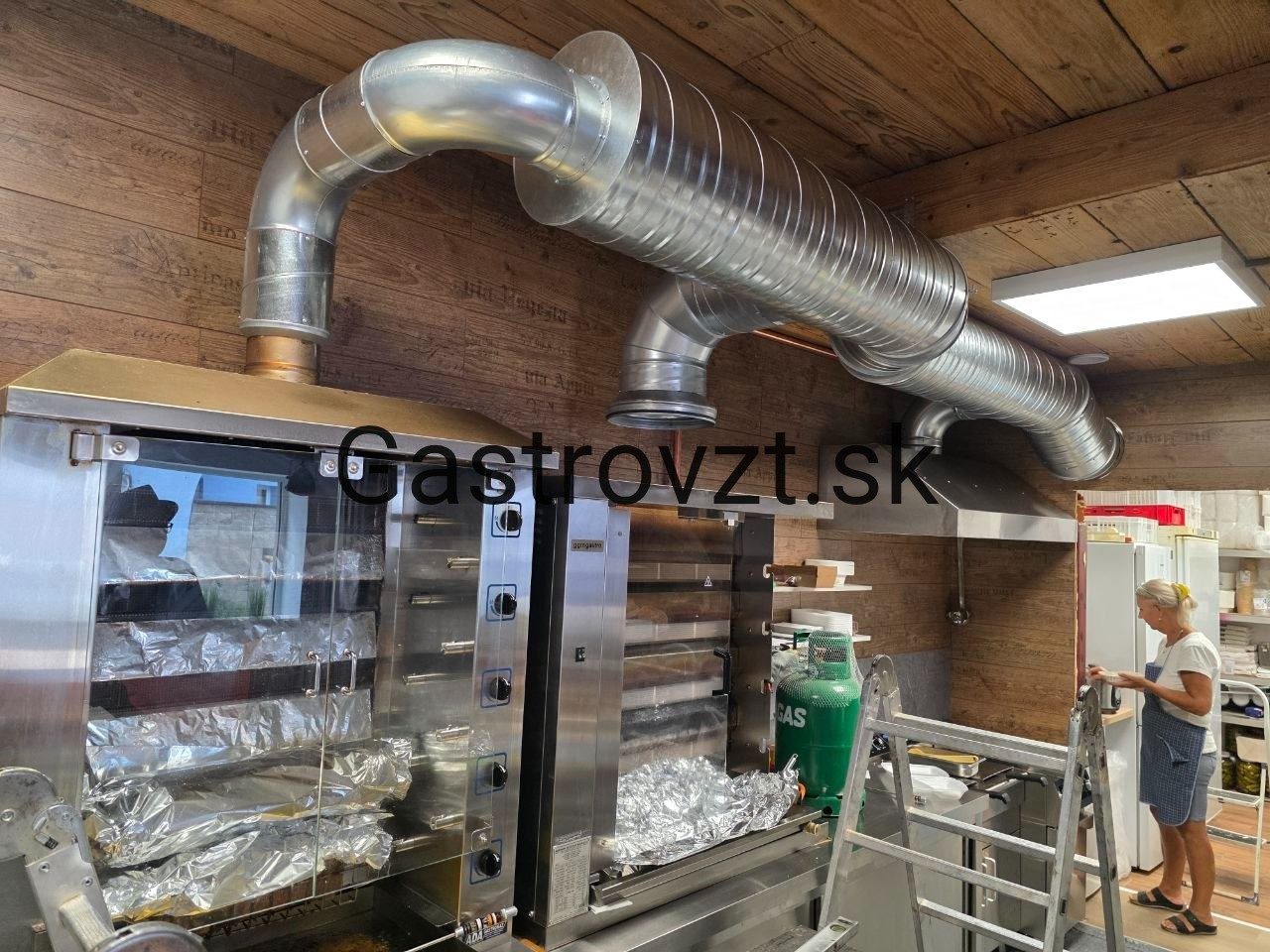 Odsávacie potrubie zvedené nad grilovaciu pec v kuchyni PIPI GRIL