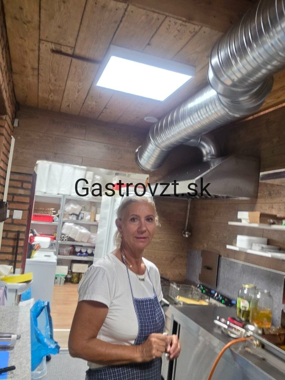 Kuchyňa po montáži — digestor a prívod vzduchu nad varnou zónou