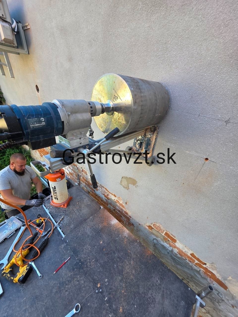 Jadrové vŕtanie otvoru s priemerom 330 mm do obvodovej steny