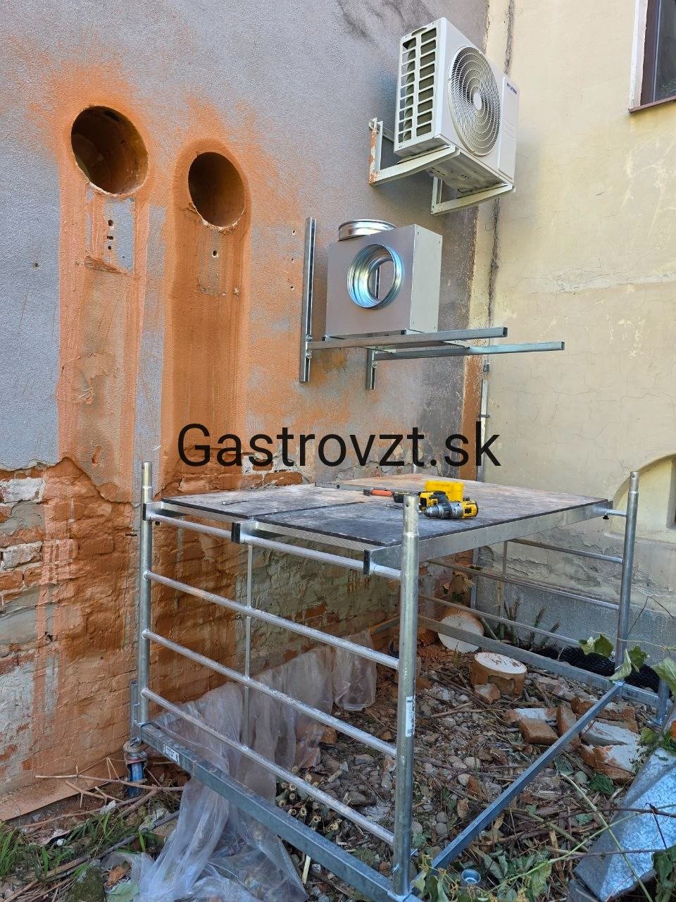 Dva jadrovo vŕtané otvory 330 mm v stene pre prívodný a odsávací systém